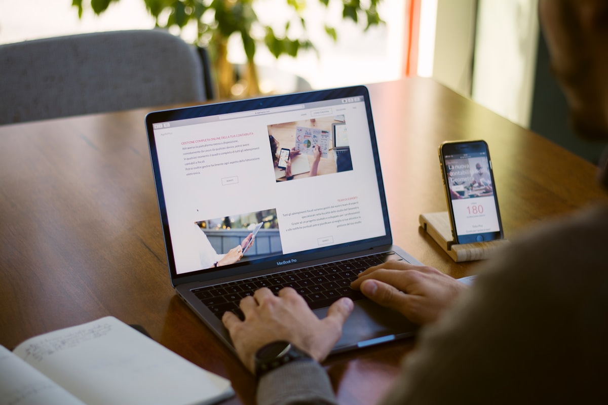 MacBook Air M1 vs ThinkPad X1 Carbon Gen 9: Which is Better for Pakistani Freelancers in 2026?